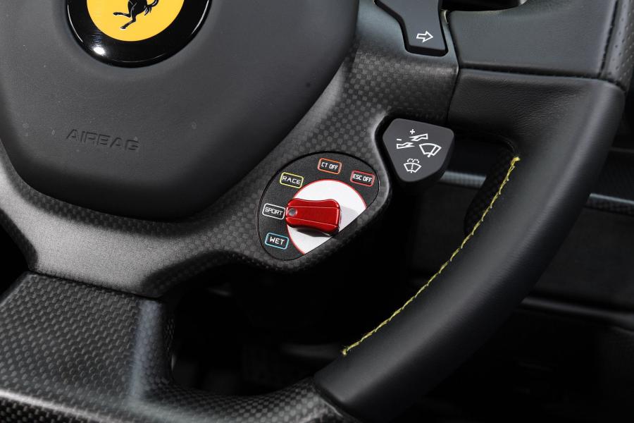 Детали интерьера Ferrari 488 Pista 2018 года  (UK) (фото 18 из 21)